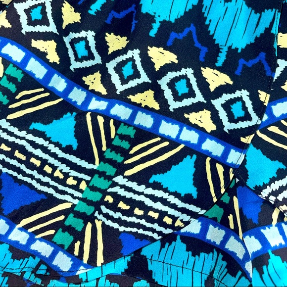 BEBE Women’s Patterned Black, Blue, Green, Yellow Shorts with Pockets - Size Xs - Picture 3 of 4